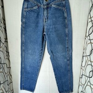 Blue Boyfriend Jeans with High Waist and Tapered Leg